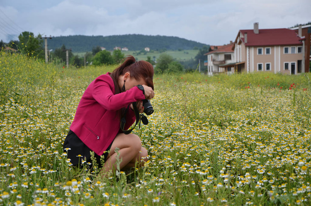 Frau ist professionelle Fotografin mit DSLR-Kamera, Outdoor  - Foto, Bild