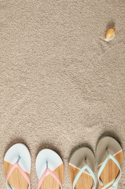 flat lay com chinelos de verão e concha na areia
 - Foto, Imagem