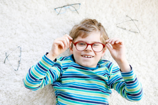 Retrato de cerca del niño rubio con anteojos marrones
 - Foto, Imagen
