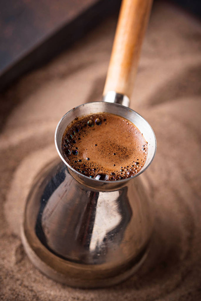 Traditionele Turkse koffie in cezve - Foto, afbeelding