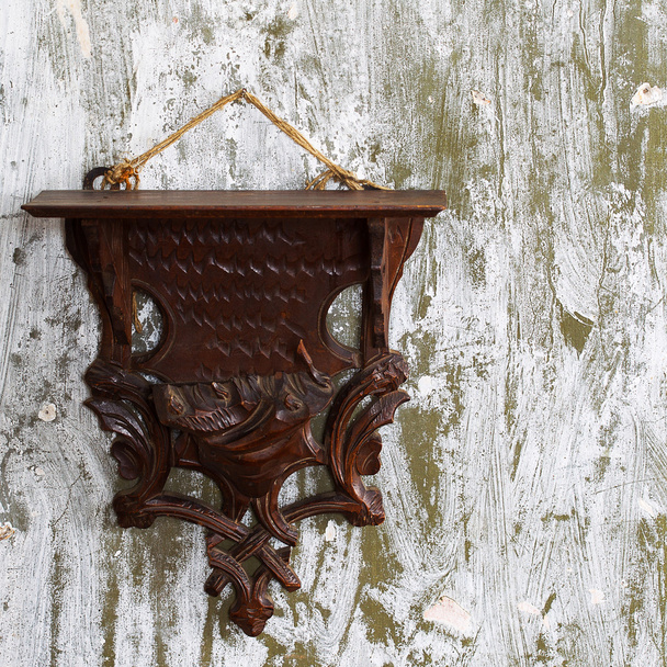 Prateleira de madeira retro na parede velha descascada
 - Foto, Imagem
