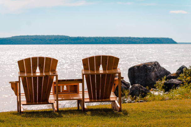 Скамейки с видом на остров Макино на озере Мичиган
 - Фото, изображение