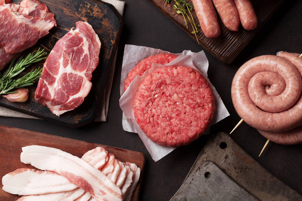 Syrové maso, kotleta, slanina a párky. Pohled shora - Fotografie, Obrázek