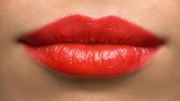 τα χείλη ή το στόμα της γυναίκας με κόκκινο κραγιόν - Φωτογραφία, εικόνα