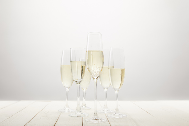 白い木製テーブルのシャンパン グラスのクローズ アップ ビュー  - 写真・画像