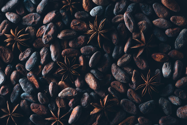 Zobacz pełną klatkę pysznych ziaren kakao i anyżu gwiazdkowatego tło  - Zdjęcie, obraz