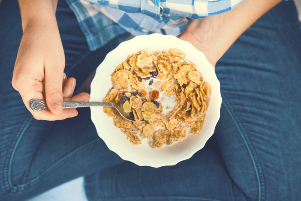 Girl with a plate of whole grain cereal - Foto, imagen