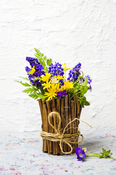 Barevné jarní květiny v rustikálním váza - Fotografie, Obrázek