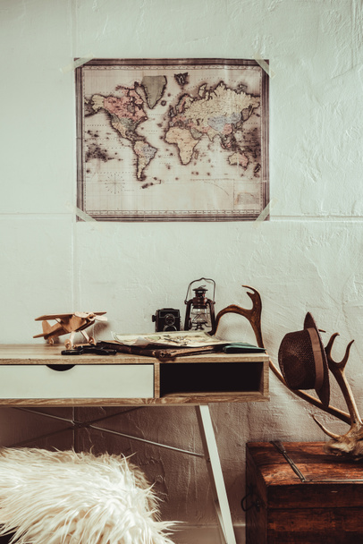 vista de cerca de la mesa con mapa, lupas y varias decoraciones
 - Foto, Imagen
