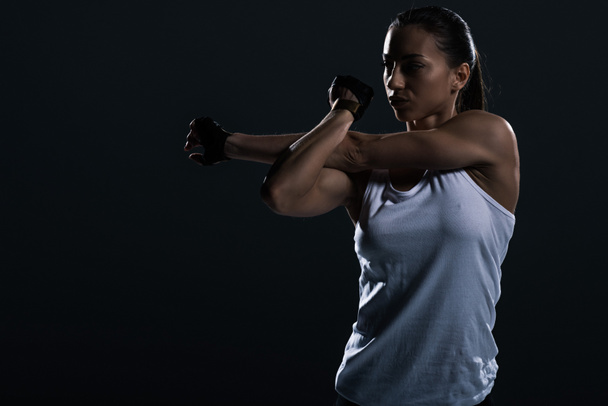 attraente braccio sportivo muscolare stretching, isolato su nero
    - Foto, immagini