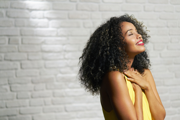 Fiatal fekete nő a téglafal arc-kifejezések - Fotó, kép