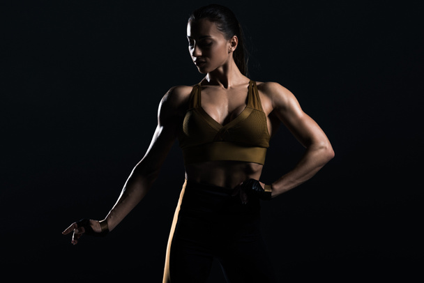 bella forte bodybuilder posa e mostrando i muscoli, isolato su nero
    - Foto, immagini