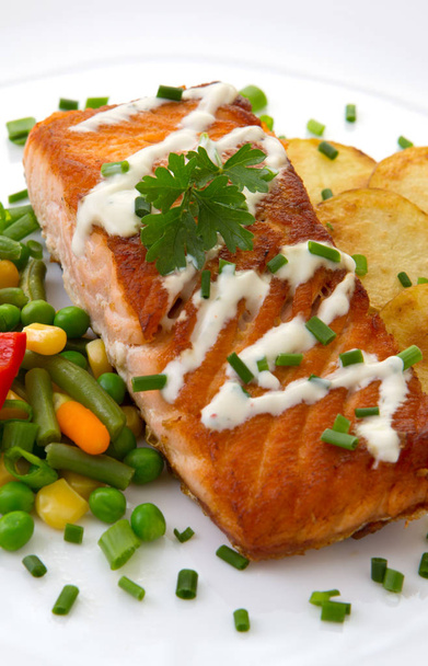 Bistecca di salmone con verdure e patate fritte
. - Foto, immagini