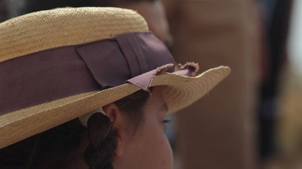 Una chica con el pelo trenzado con sombrero tradicional
 - Foto, Imagen