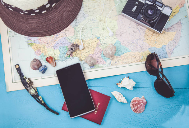 トラベラーズ アクセサリー旅行計画、旅行休暇、観光旅行のコンセプトのモックアップ Instagram を探してイメージのオーバー ヘッド ビュー - 写真・画像