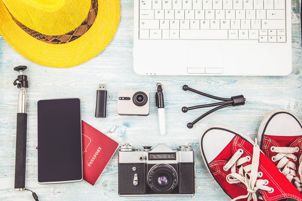 Ogólny widok planu podróży akcesoria podróżnicze, wakacje wycieczka, makieta Instagram szuka obrazu turystyki podróży koncepcja. Widok z góry - Zdjęcie, obraz