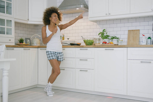 Expressive woman cooking in kitchen - Zdjęcie, obraz
