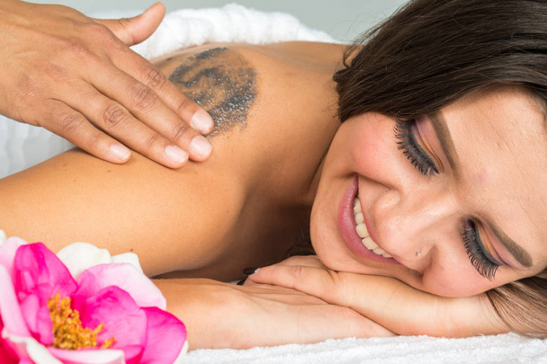 žena dostává masáž - Fotografie, Obrázek