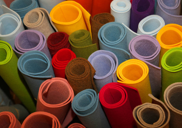 kolorowych rolek tkaniny w sklepie - Zdjęcie, obraz