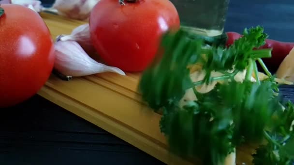 spaghetti, drops parsley garlic slow-motion shot - Filmati, video