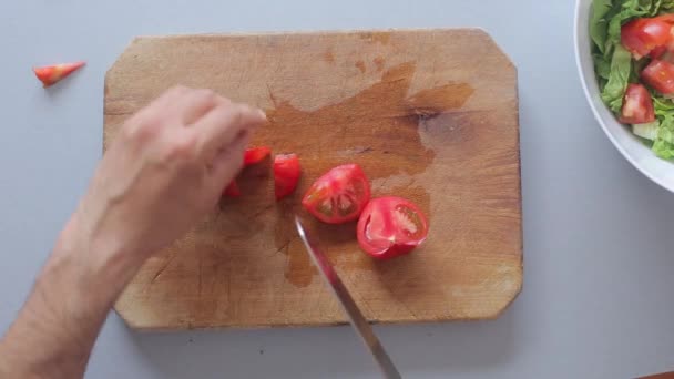Chef hands cook salad on wooden cutting board - Filmati, video