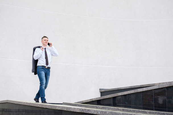 biznesmen rozmawia przez telefon podczas chodzenia - Zdjęcie, obraz