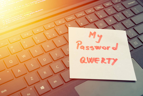 mein Passwort qwerty message concept geschrieben posten Sie es auf der Laptop-Tastatur - Foto, Bild