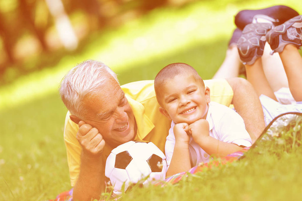Gelukkig grootvader en kind in park - Foto, afbeelding