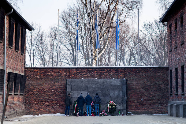 AUSCHWITZ, POLÓNIA - 28 de janeiro de 2018; Museu Auschwitz - Museu Memorial do Holocausto. Parede da Morte. O lugar onde os prisioneiros executados foram baleados na cabeça
. - Foto, Imagem
