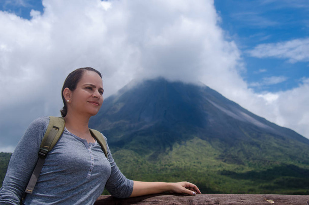 アレナル火山を探検する女性 - 写真・画像