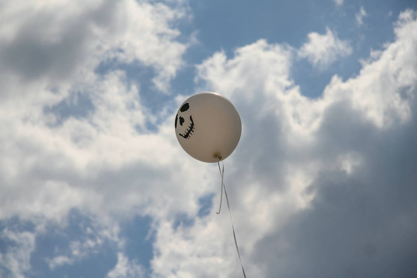μπαλόνι αέρα αιωρείται στον ουρανό - Φωτογραφία, εικόνα