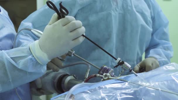 Ręce dwóch lekarzy podczas operacji laparoskopowej - Materiał filmowy, wideo