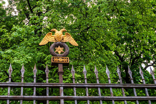 Χρυσός δικέφαλος αετός στις πύλες, Αγία Πετρούπολη - Φωτογραφία, εικόνα