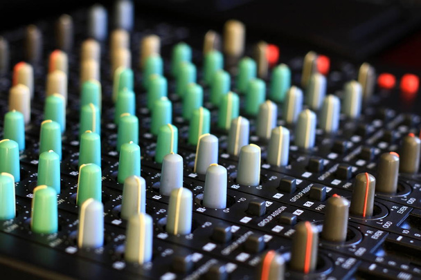 immagine di un mixer musicale in studio
 - Foto, immagini
