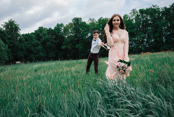 Hezké venkovní svatební fotografie mladých nádherný pár v letním parku - Fotografie, Obrázek