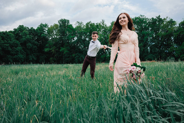 Hezké venkovní svatební fotografie mladých nádherný pár v letním parku - Fotografie, Obrázek