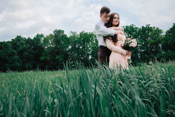 夏の公園で若い美しいカップルの素敵な屋外の結婚式の写真 - 写真・画像