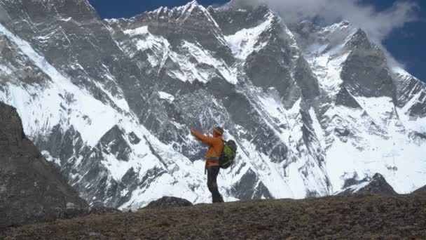 Tourist in the Himalayas makes a photo - Footage, Video