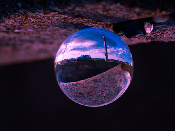 Reflejos de un paisaje rural en un día nublado en una bola de cristal / concepto de medio ambiente
 - Foto, imagen