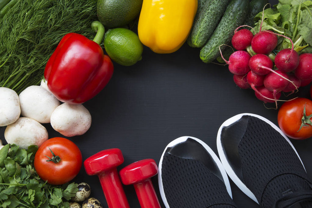 Konzept für gesunde Ernährung. gesunde Lebensmittel Hintergrund mit frischem Gemüse und Zutaten zum Kochen. Ansicht von oben. Kopierraum. dunkler Hintergrund. Fitness-Diät. - Foto, Bild