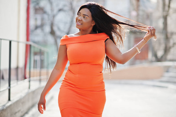 Femme afro-américaine modèle xxl en robe orange
. - Photo, image