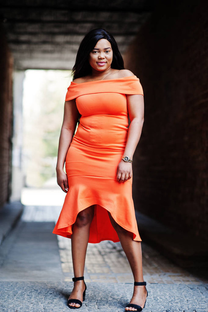 African american woman model xxl in orange dress. - Foto, imagen