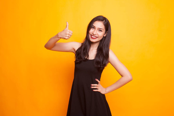 Young Asian woman show thumbs up. - Fotoğraf, Görsel