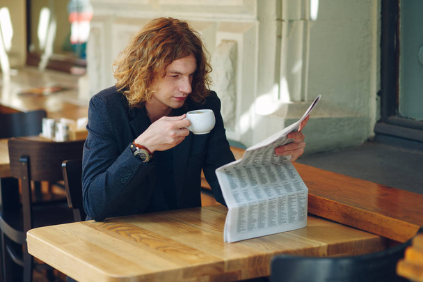  Hipster άνθρωπος πίνει καφέ, ενώ η ανάγνωση - Φωτογραφία, εικόνα