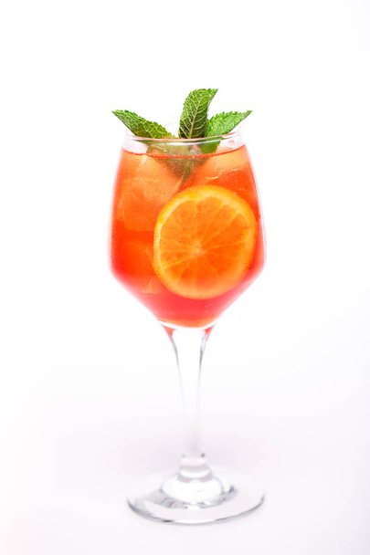 cocktail elegante no fundo branco
 - Foto, Imagem