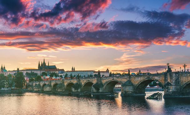 Prag Kalesi ve Charles Köprüsü, Prag ünlü ikonik görüntü, - Fotoğraf, Görsel
