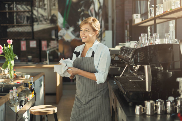 Portrait of experienced barista at coffee shop counter - Foto, immagini