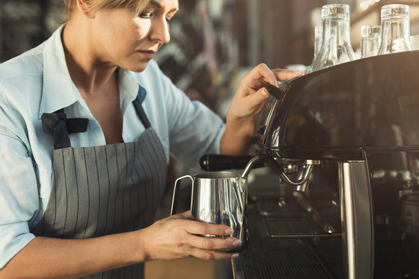 Süt profesyonel kahve makinesinde buğulaması barista deneyimli - Fotoğraf, Görsel