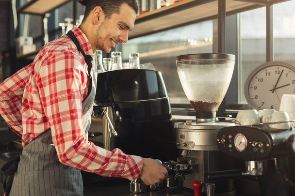 プロのコーヒー マシンではエスプレッソを醸造するバーテンダー - 写真・画像