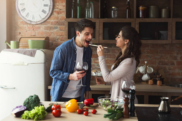 Счастливая пара готовит здоровую пищу вместе
 - Фото, изображение
